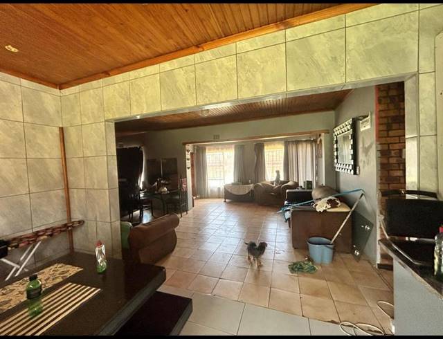 3 BEDROOM HOUSE FOR SALE IN DERSLEY